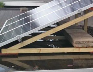doe het zelf frame voor zonnepanelen op een plat dak