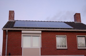 Zonnepanelen geplaatst op een schuin dak op het westen